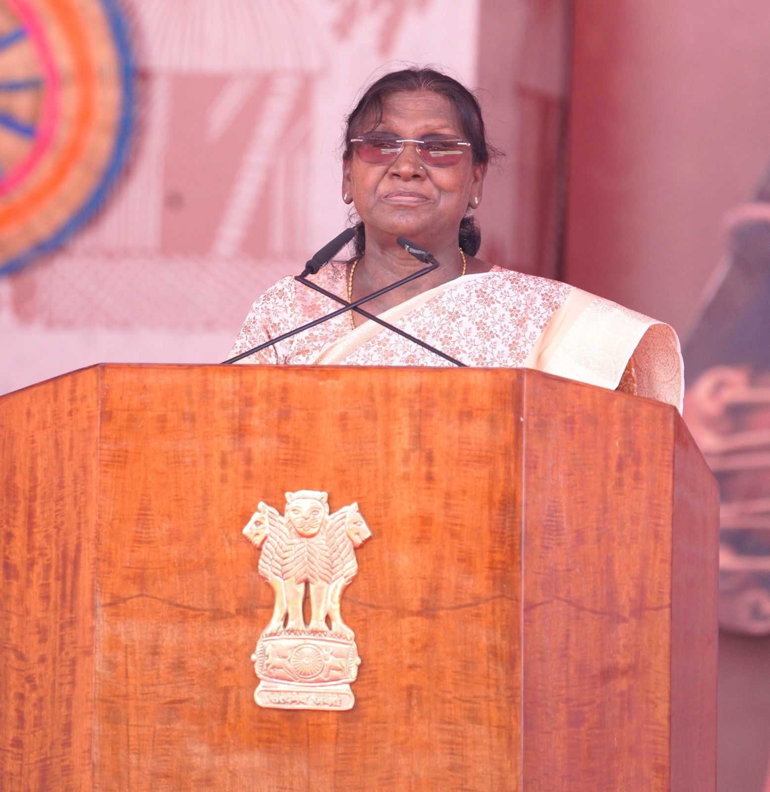 बस्तर पंडुम के संभाग स्तरीय शुभारंभ कार्यक्रम में बस्तर पहुंची राष्ट्रपति द्रौपदी मुर्मु