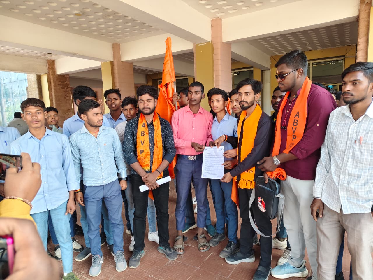 विकासखंड मुख्यालय में स्कूल होने के बावजूद हाथी प्रभावित सुदूर जंगल क्षेत्र में दिया परीक्षा केंद्र!  वरिष्ठ मंत्री के निर्देशों की भी हुई अनदेखी!