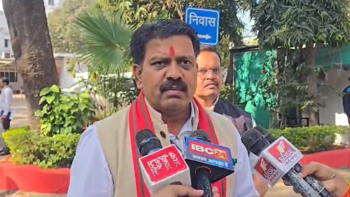 &lsquo;ग्रहण मंत्री&rsquo; कहने पर उप मुख्यमंत्री विजय शर्मा ने किया पलटवार, कहा- यह शब्दों की निम्नता है, अपने गिरेबान में झांककर देखें लें