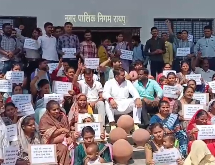 &lsquo;महानगर के दावे, पर पानी भी नहीं&rsquo; &mdash; स्वास्तिक नगर में जल संकट पर प्रदर्शन