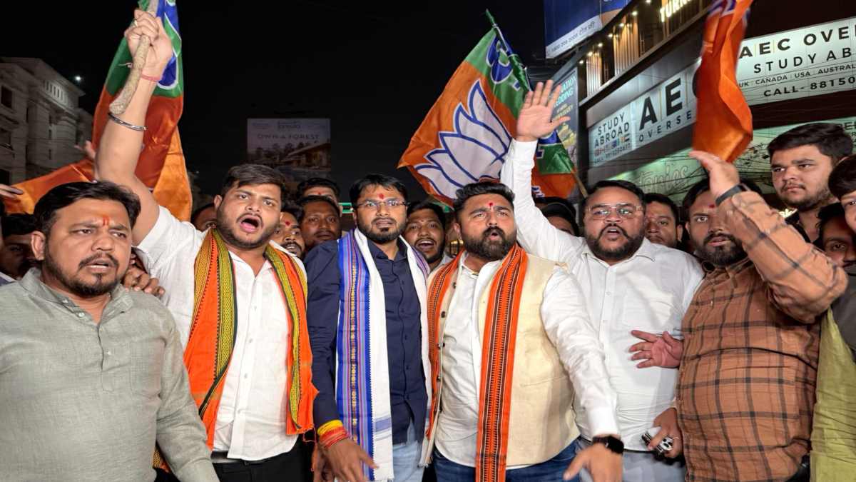 AI इम्पैक्ट समिट में कांग्रेसियों ने टी-शर्ट उतारकर की नारेबाजी, विरोध में कांग्रेस के खिलाफ भाजयुमो ने किया प्रदर्शन, राहुल गांधी का फूंका पुतला