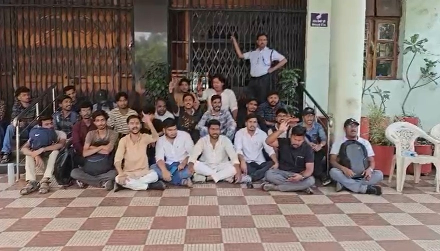 PTRSU कन्या छात्रावास में दूषित पानी से 25 छात्राएं पीलिया की शिकार, NSUI का जोरदार प्रदर्शन, प्रबंधन पर लापरवाही का आरोप