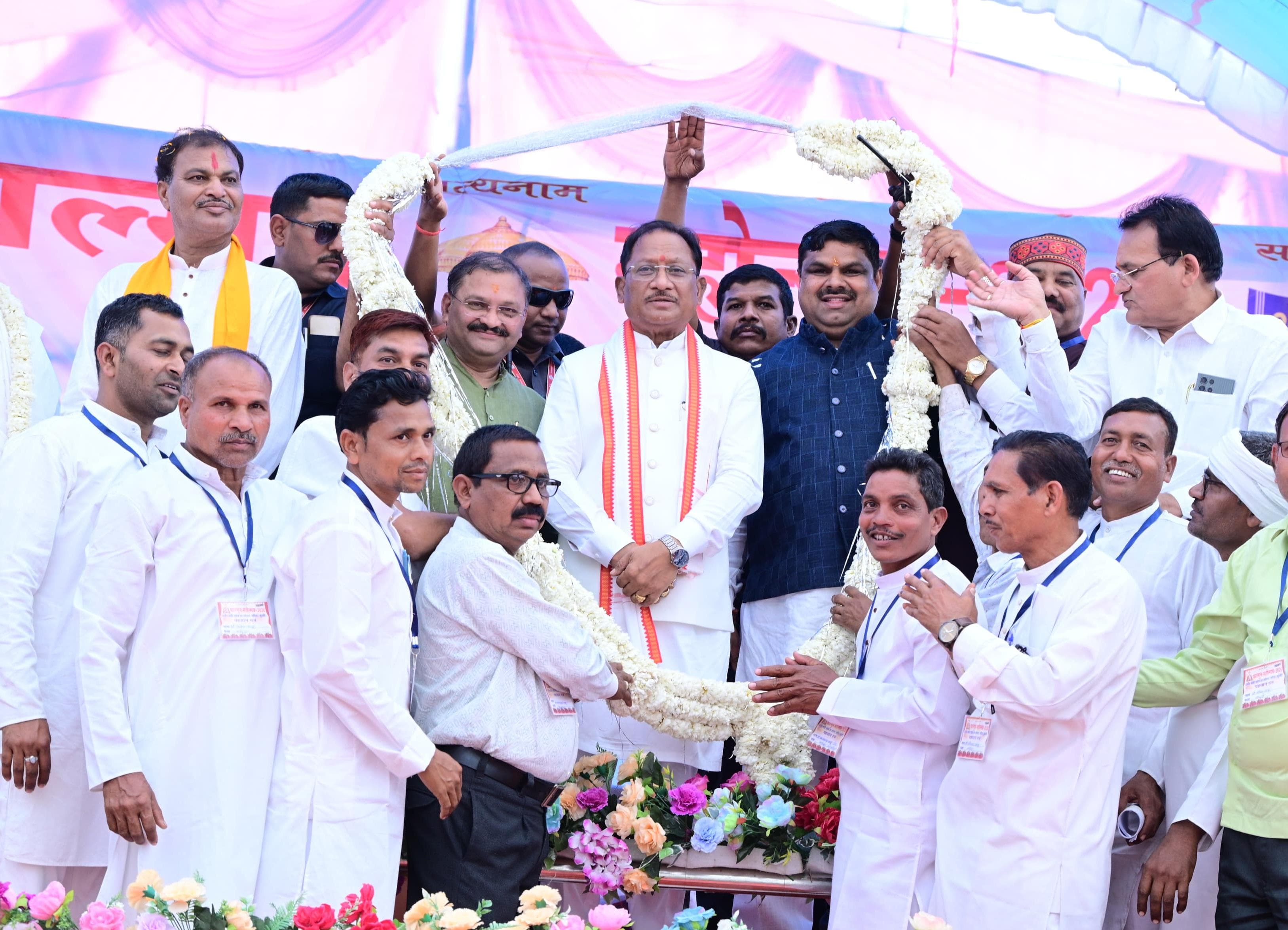 मुख्यमंत्री विष्णु देव साय कबीर मठ आश्रम में आयोजित अखिल भारतीय सद्गुरु कबीर संत सम्मेलन में हुए शामिल