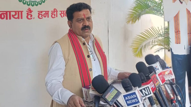 नागपुर दौरे से लौटे गृहमंत्री विजय शर्मा, धवईपानी-सिमगा मार्ग को 4-लेन की स्वीकृति के लिए केंद्रीय मंत्री गडकरी का जताया आभार