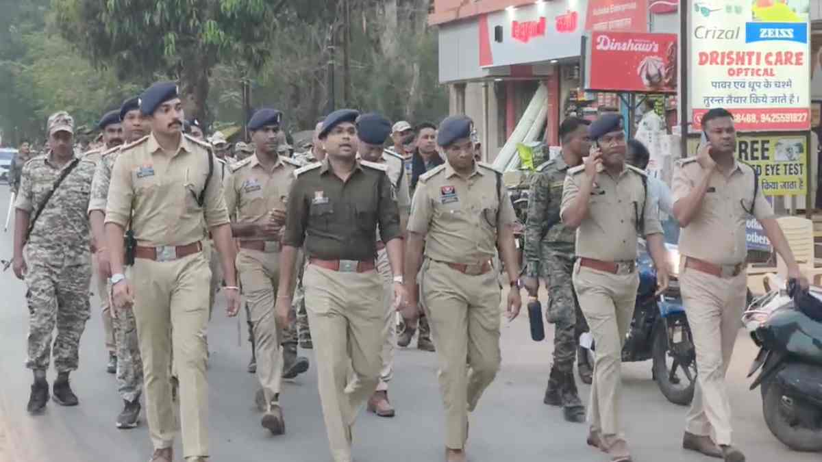 होली पर अलर्ट मोड में बस्तर पुलिस : शहर में 400 जवान तैनात, ड्रोन-CCTV कैमरों से निगरानी, फ्लैग मार्च के जरिए शांति का दिया संदेश