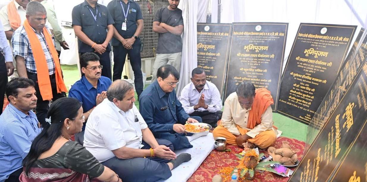 मंत्री लखनलाल देवांगन कनबेरी में आयोजित भूमिपूजन कार्यक्रम में 21.35 करोड़ रुपये के विभिन्न विकास कार्यों की रखी गई आधारशिला