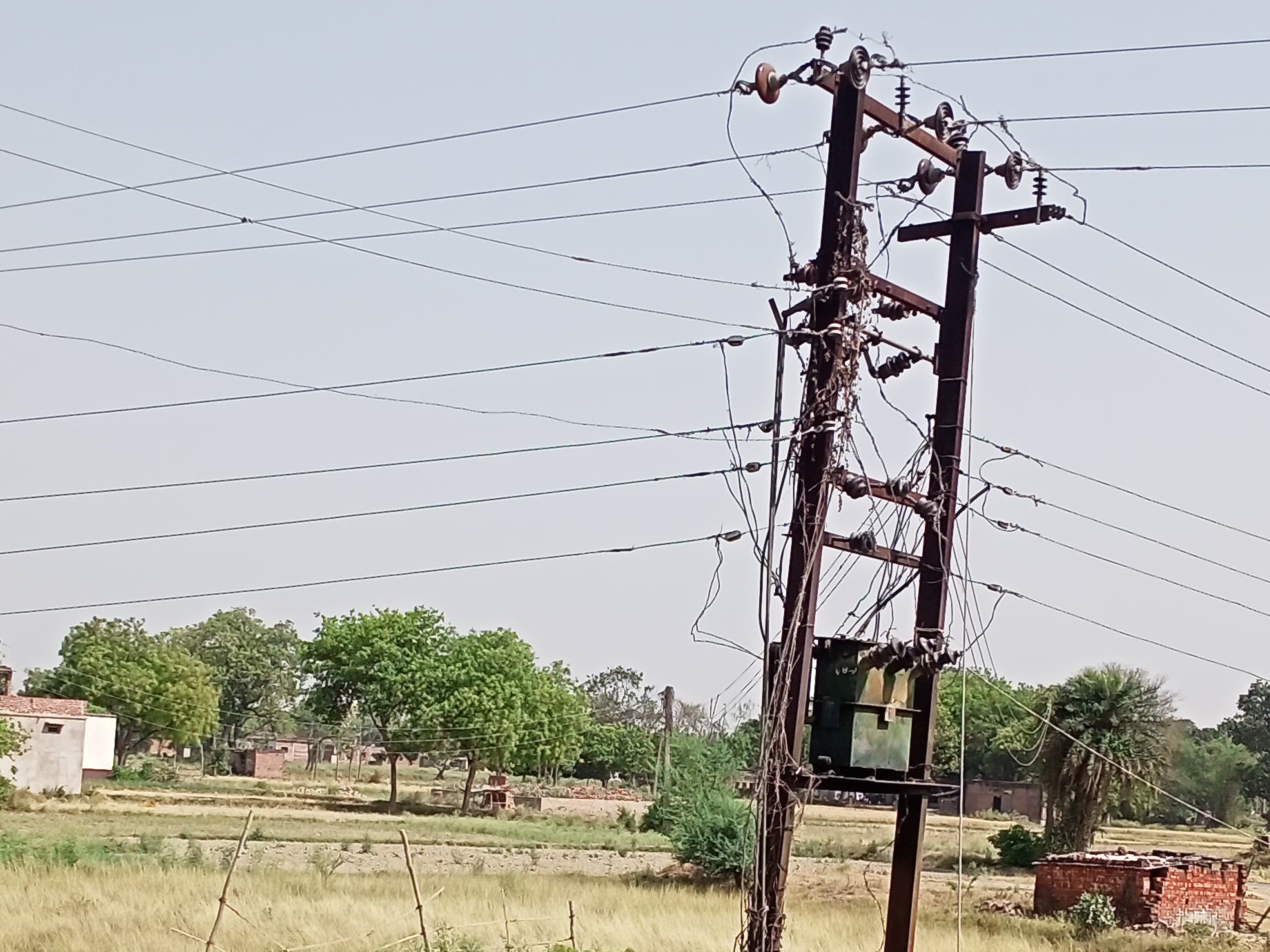 बांदे क्षेत्र में अघोषित बिजली कटौती से हाहाकार, ग्रामीणों में बढ़ा आक्रोश