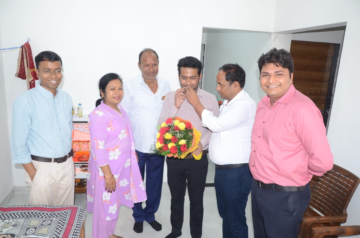 राजधानी के रौनक अग्रवाल ने UPSC में पाया स्थान, कलेक्टर ने घर पहुंचकर दी बधाई