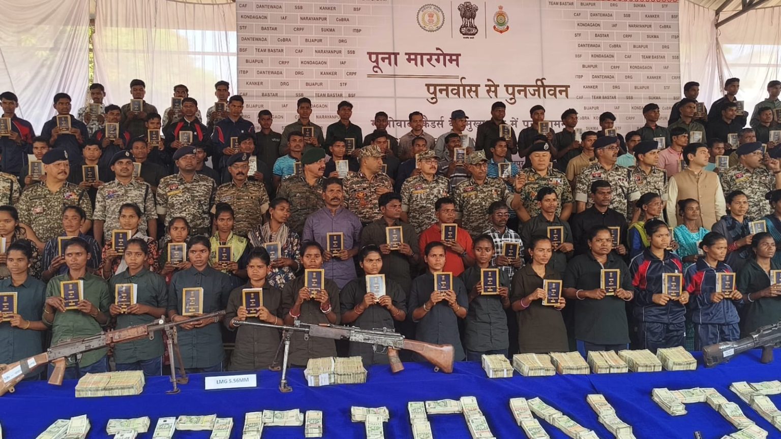 छत्तीसगढ़ में माओवाद को बड़ा झटका : 44 महिला समेत 108 नक्सलियों ने किया सरेंडर