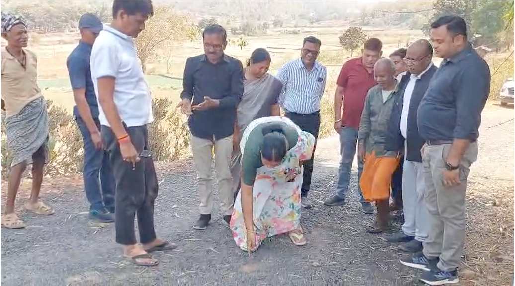 डेढ़ करोड़ की PMGSY सड़क पर उठे सवाल, खराब गुणवत्ता देख विधायक रायमुनी भगत भड़कीं