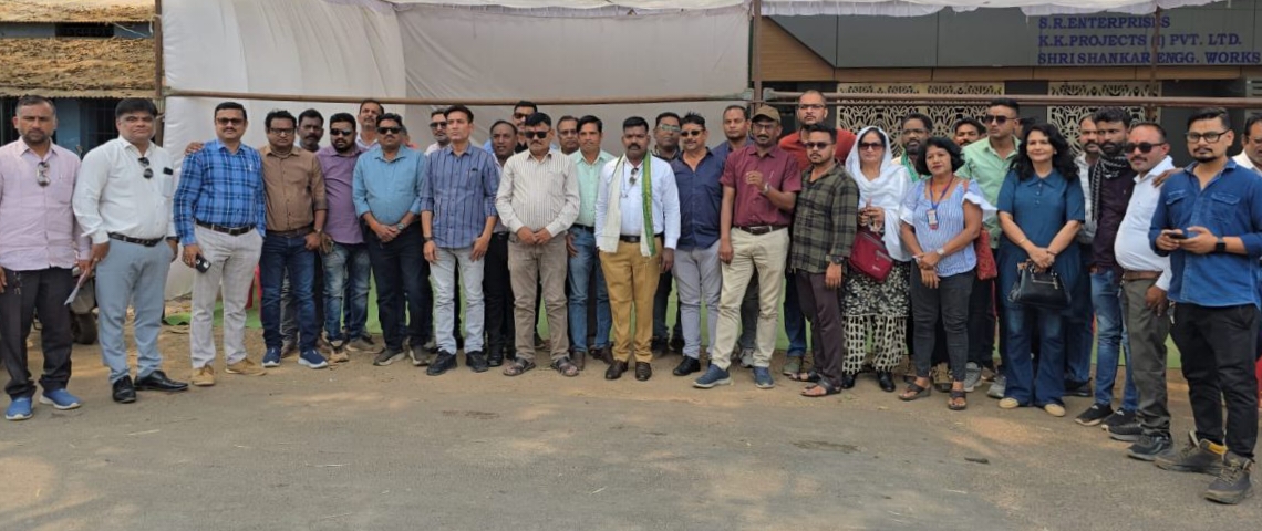 पत्रकार की गिरफ्तारी के खिलाफ बस्तर में विरोध, सीएम के नाम कलेक्टर को सौंपा ज्ञापन