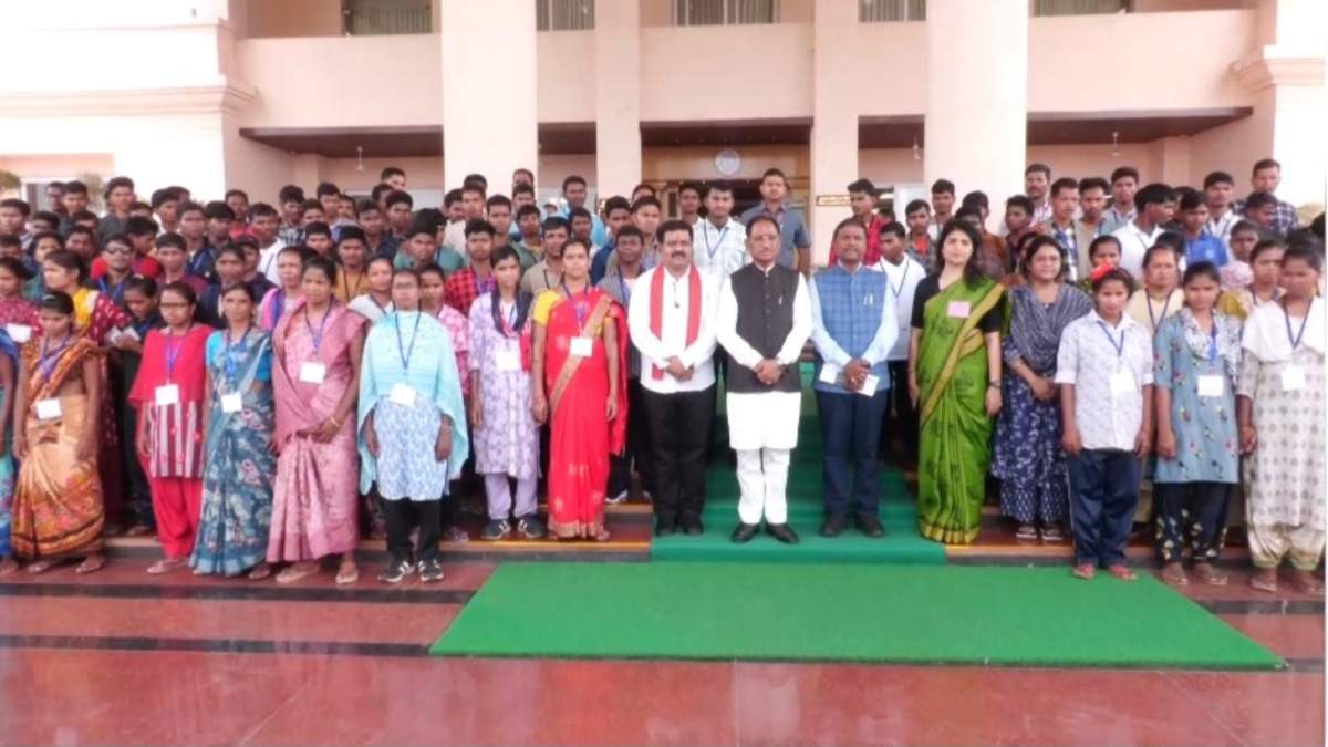 बीजापुर-कांकेर के 140 आत्मसमर्पित नक्सलियों ने समझी लोकतांत्रिक प्रक्रिया