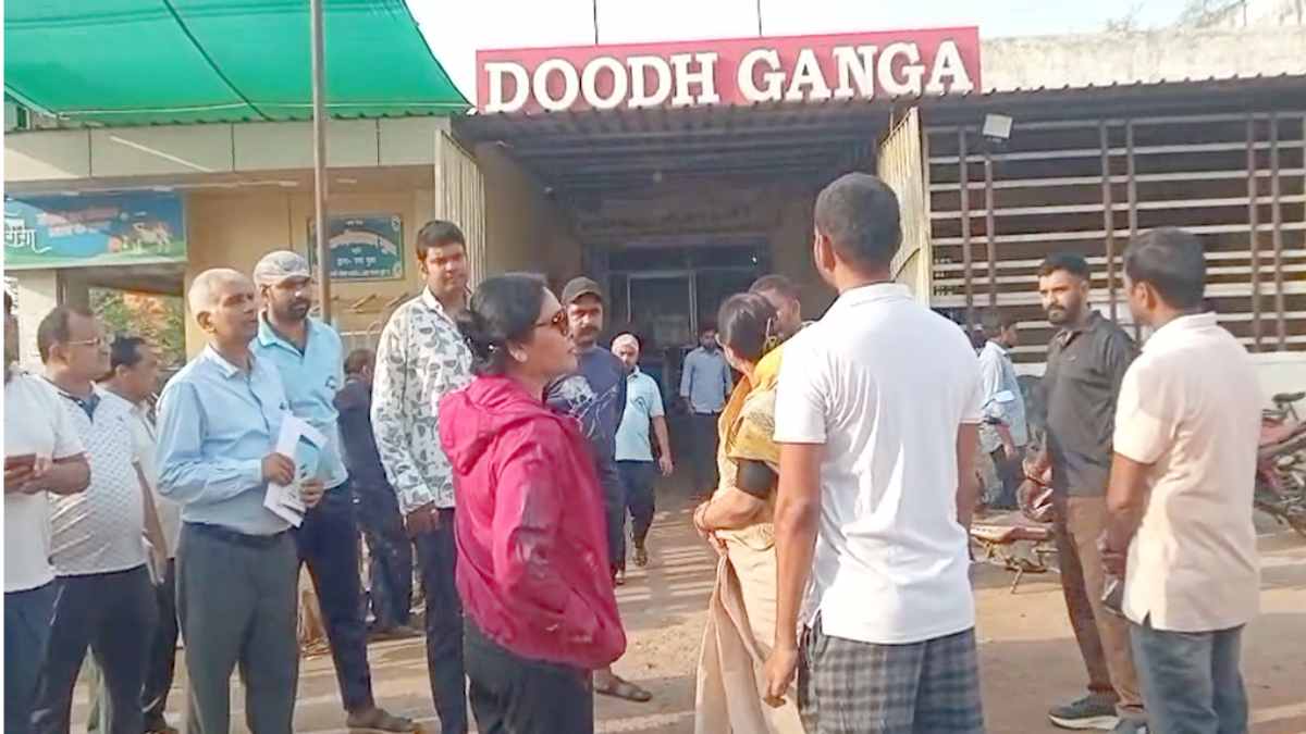 बालोद में कलेक्टर का बड़ा एक्शन: गंदगी मिलने पर &lsquo;दूध गंगा&rsquo; सील