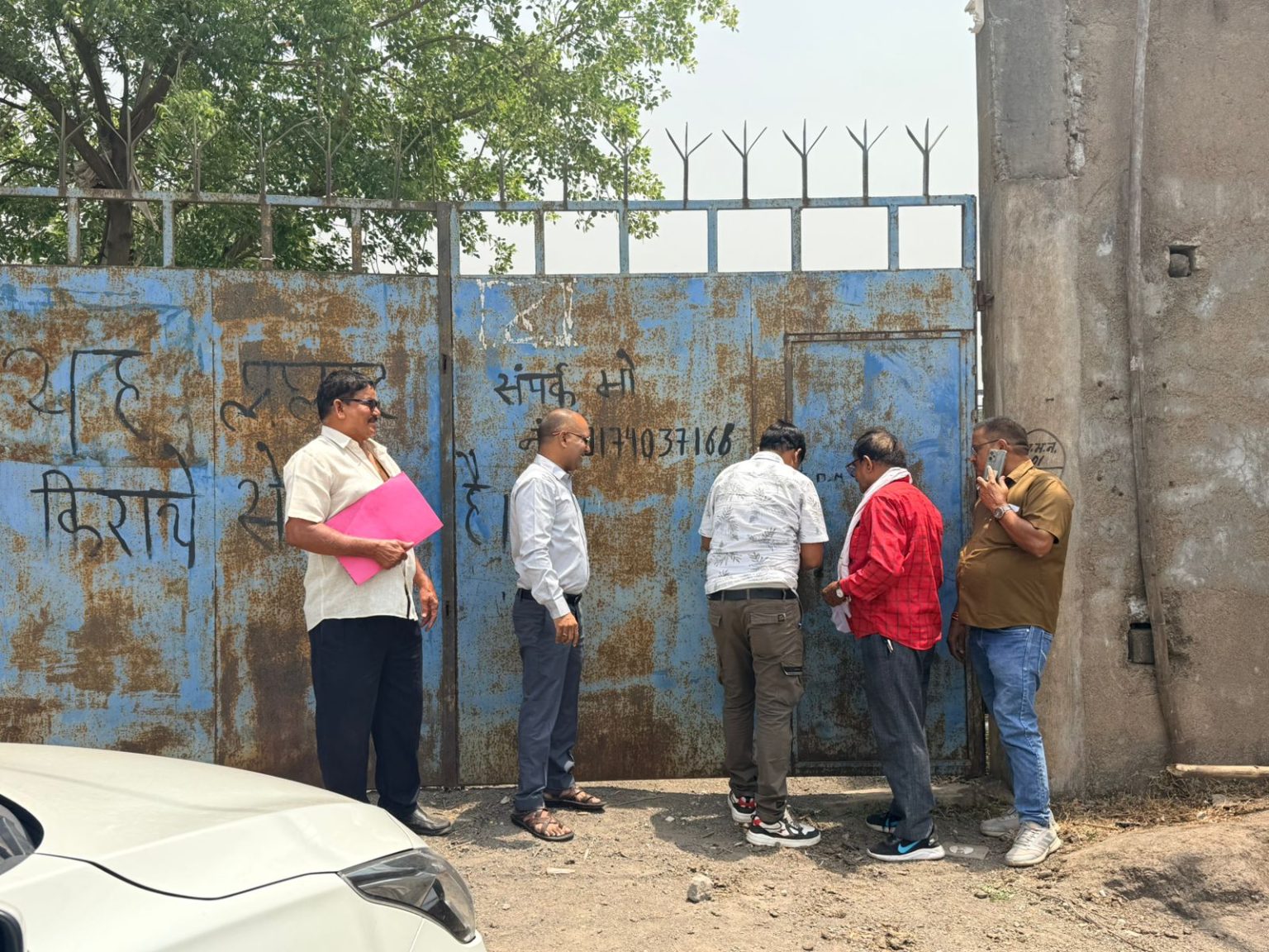 रायपुर निगम की बड़ी कार्रवाई: 8 बकायादारों के व्यवसायिक परिसरों पर लगा ताला