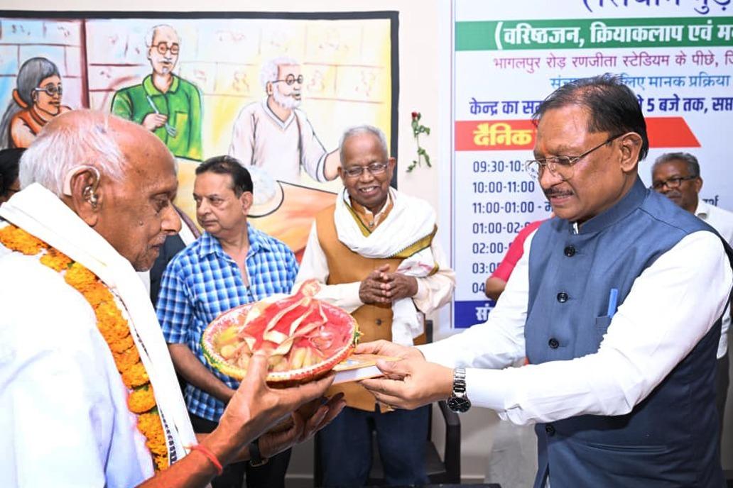 मुख्यमंत्री साय ने सियान गुड़ी का किया शुभारंभ : बुजुर्गों के साथ कैरम खेलकर वरिष्ठजनों का बढ़ाया हौंसला