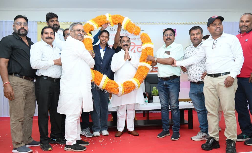 भारत को कबड्डी विश्वकप और एशियन चैंपियन बनाने वाली संजू देवी को 50 लाख की प्रोत्साहन राशि, उपमुख्यमंत्री अरुण साव ने सौंपा चेक