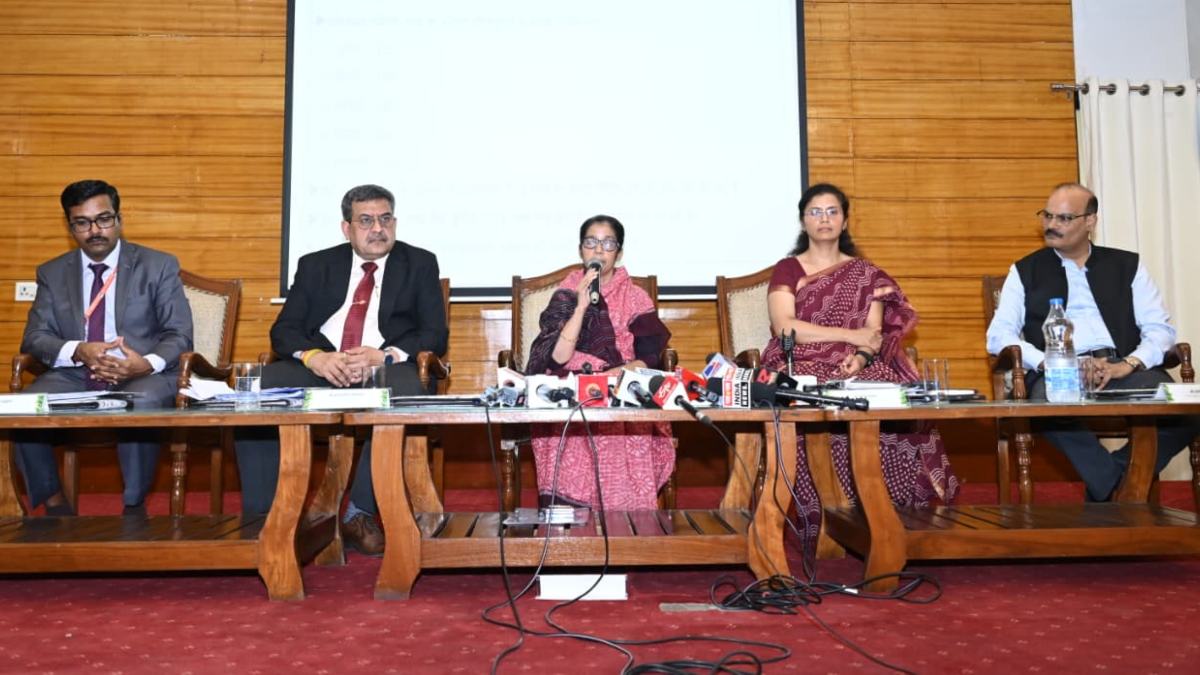 अफवाहों पर न दें ध्यान&hellip; प्रदेश में LPG सिलेंडर और पेट्रोल-डीजल की किल्लत नहीं, कालाबाजारी करने वाले 100 से अधिक लोगों पर FIR दर्ज