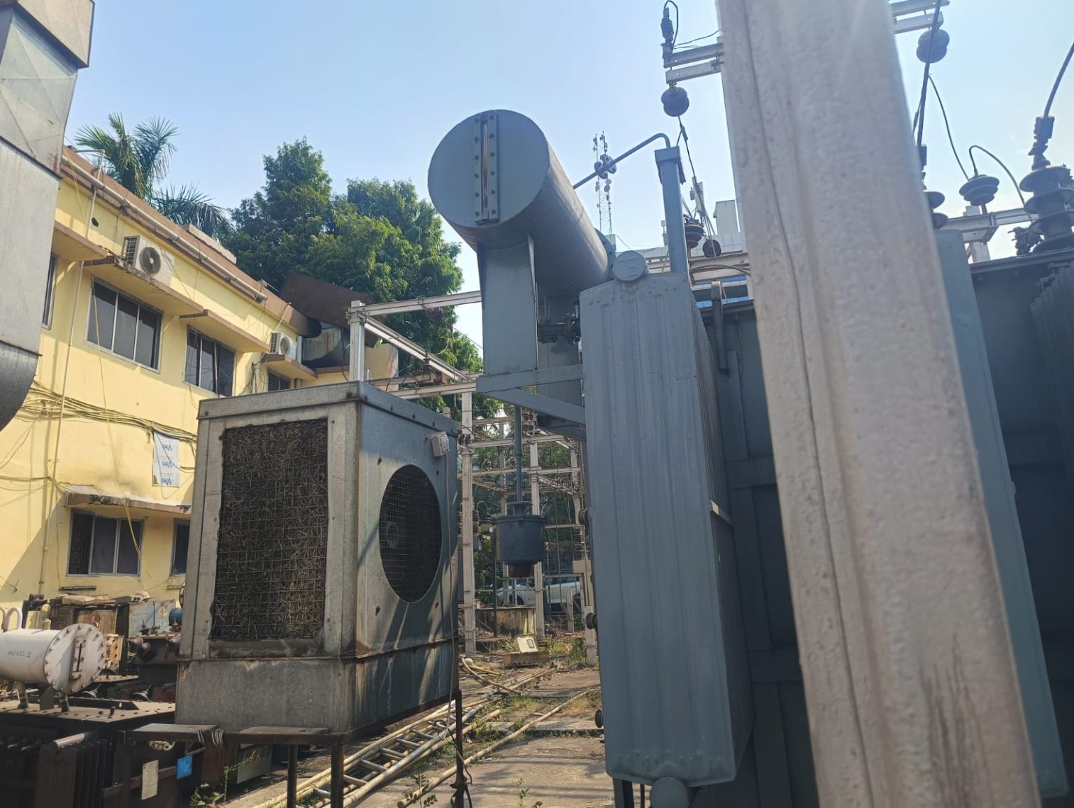 झुलसाती गर्मी में ट्रांसफॉर्मर भी बेहाल, रायपुर में ठंडा रखने कूलर का सहारा