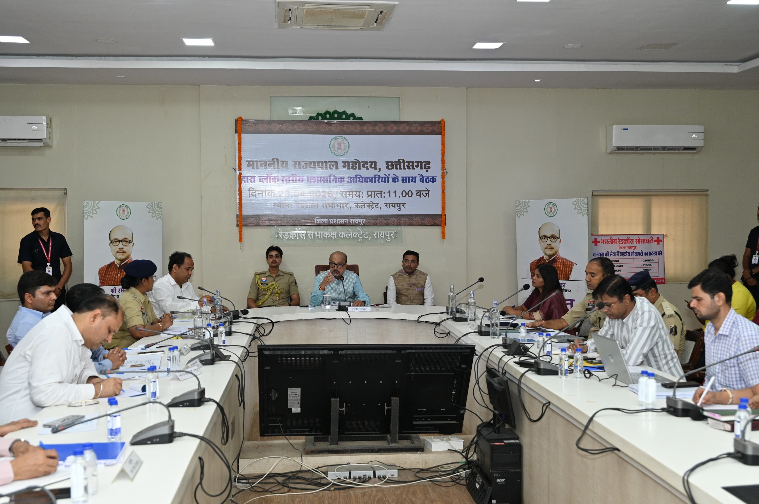 राज्यपाल रमेन डेका ने ली रायपुर जिले में विकासखंड स्तरीय समीक्षा बैठक 