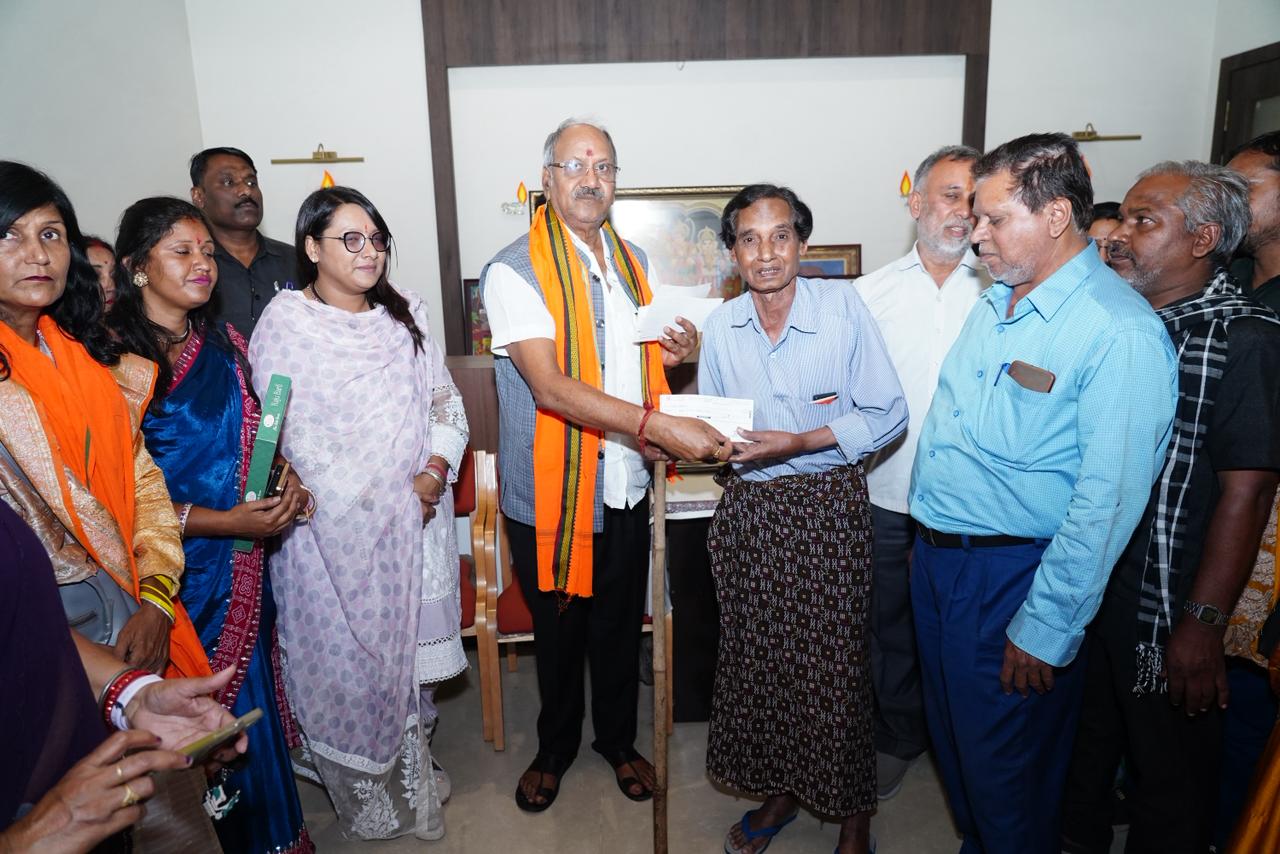 &ldquo;नर सेवा ही नारायण सेवा&rdquo; &mdash; सांसद बृजमोहन अग्रवाल ने जनसहायता से बांटी राहत और उम्मीद