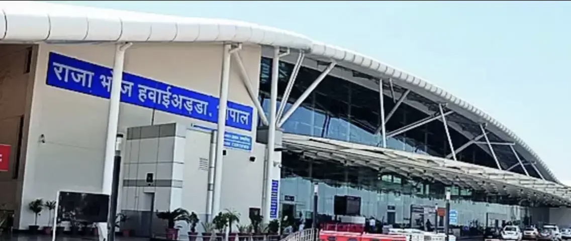 रनवे पर दौड़ रही फ्लाइट की मेडिकल इमरजेंसी, अचानक रोका टेक ऑफ, मची अफरा-तफरी