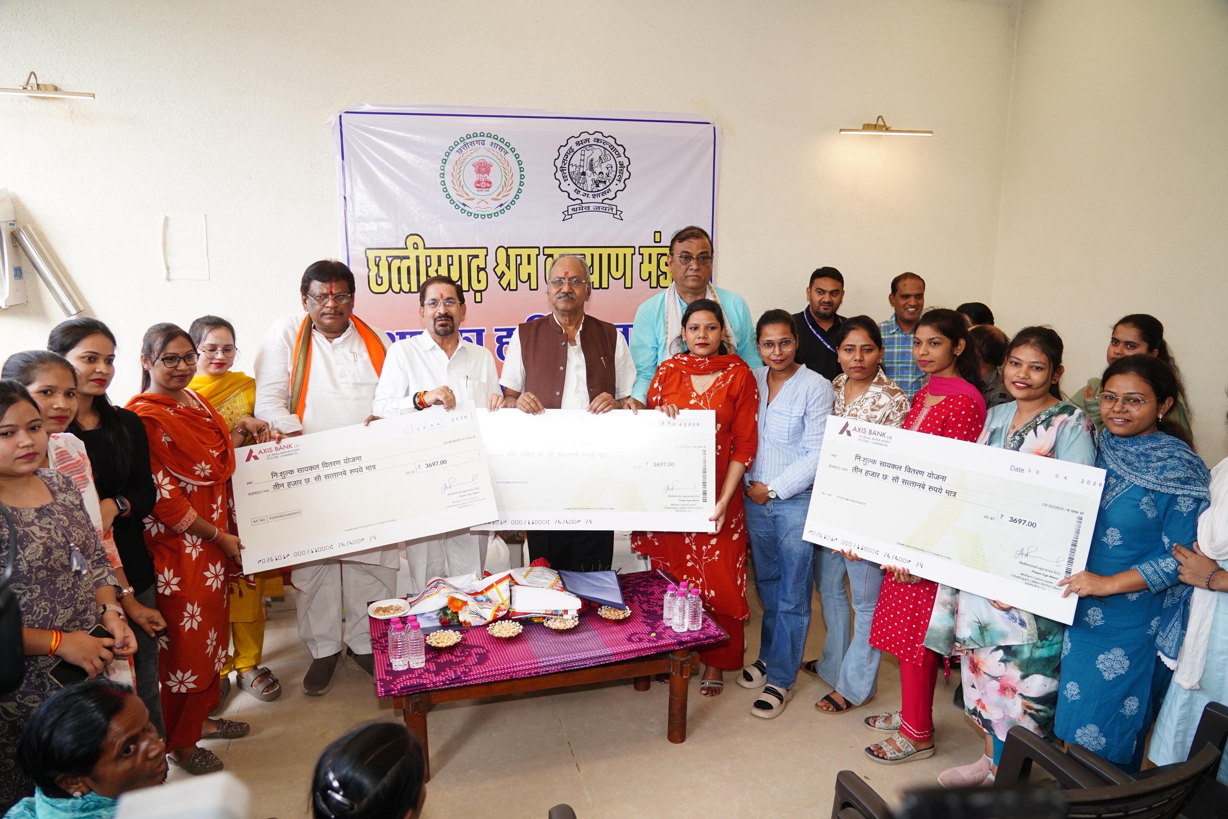 मजूदरों के मसीहा बृजमोहन अग्रवाल ने दी जन्मदिन और मजदूर दिवस की सौगात: 500 श्रमिकों को मिली साइकिल और सम्मान