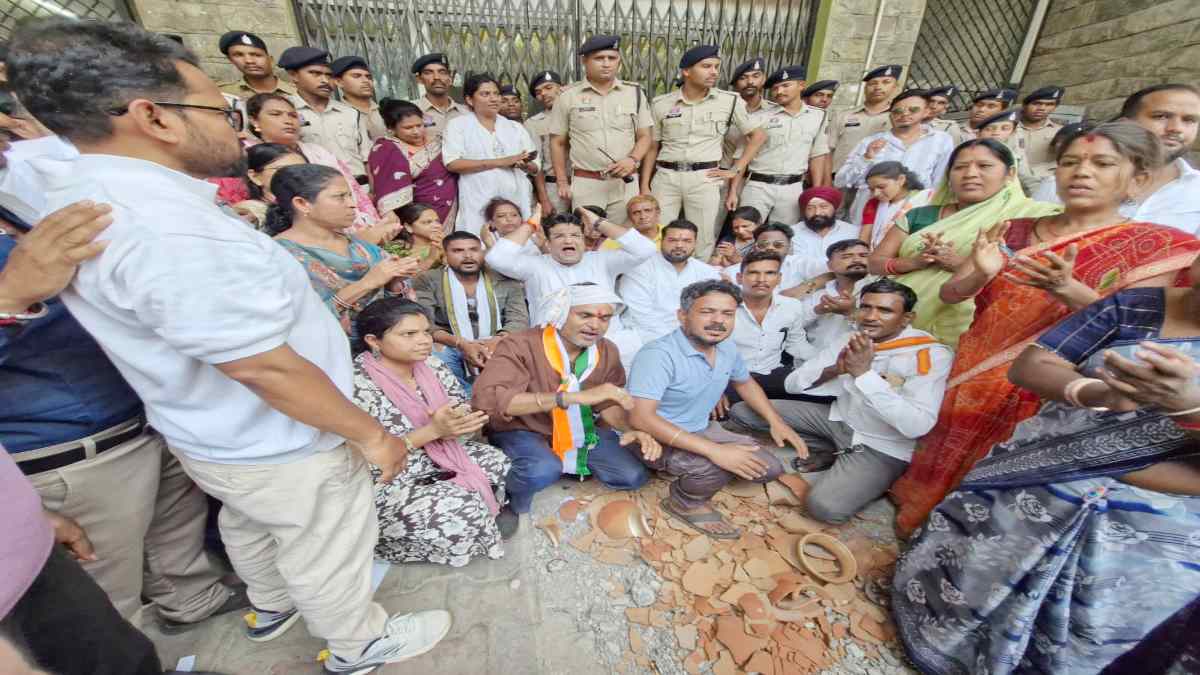 रायपुर में गहराया जल संकट, 1 किमी दूर से पानी लाने को मजबूर लोग