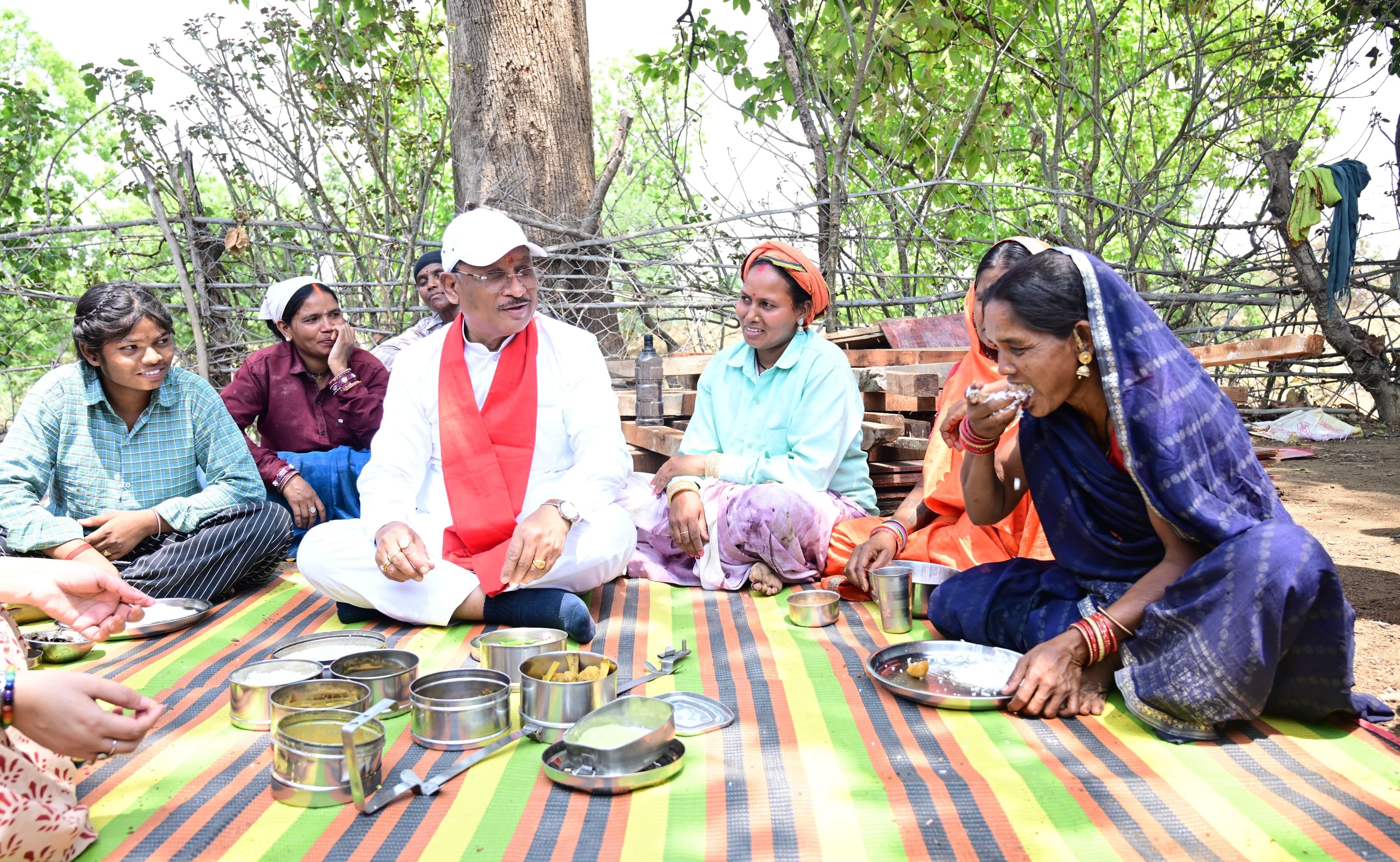 निर्माणाधीन पंचायत भवन के निरीक्षण के दौरान मुख्यमंत्री को श्रमिकों ने दिया भोजन का न्यौता: साथ बैठकर खाया बोरे बासी और आमा चटनी
