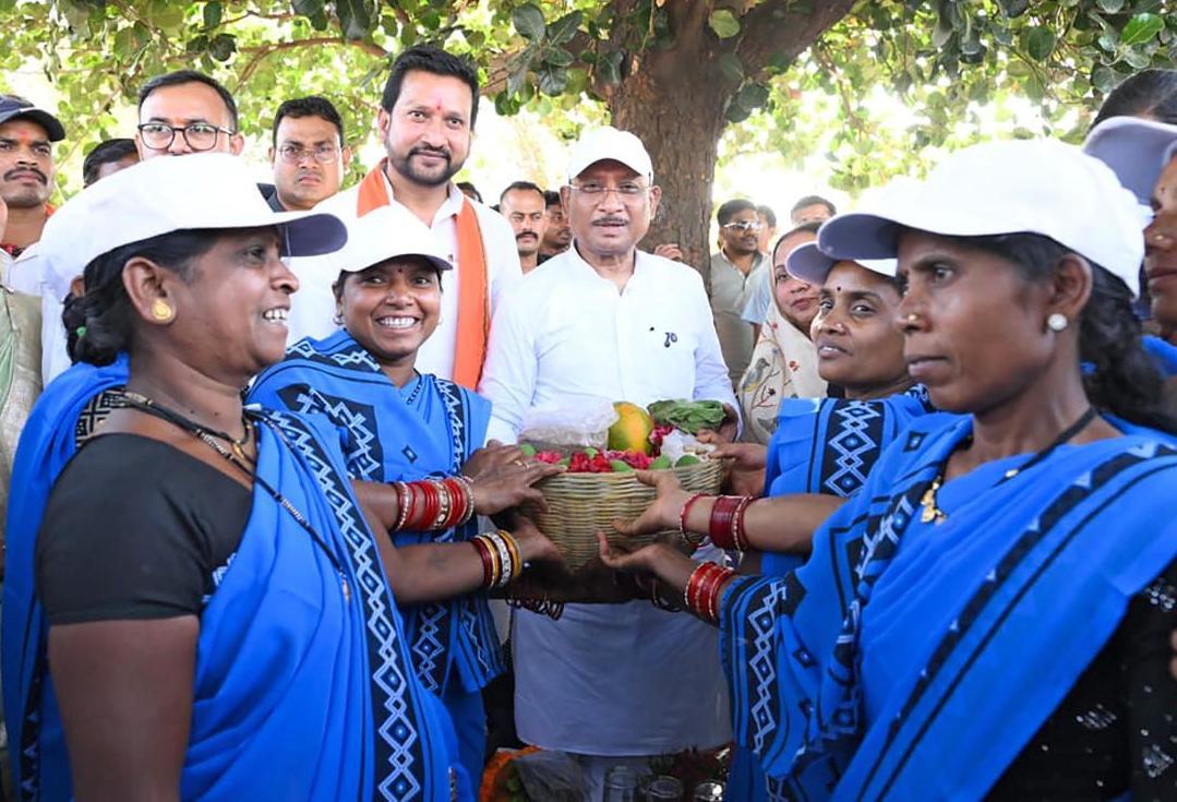 सुशासन तिहार: मुख्यमंत्री विष्णु देव साय ने पीएम जनमन के हितग्राही को सौंपी खुशियों की चाबी