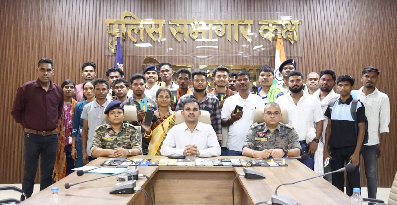सुकमा पुलिस की बड़ी सफलता, 52 गुम मोबाइल बरामद कर मालिकों को लौटाए