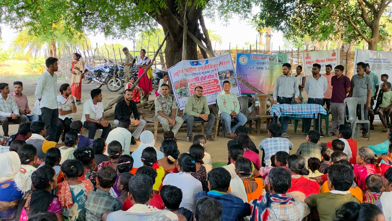 सुशासन तिहार : बाइक से दुर्गम पहाड़ों तक पहुंचे कलेक्टर-एसपी, चौपाल लगाकर ग्रामीणों की समस्याओं का किया समाधान