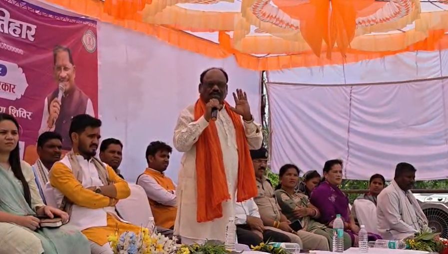 कलेक्टर ने नहीं उठाया फोन, तो बीजेपी नेता ने सुशासन तिहार में उतारा गुस्सा