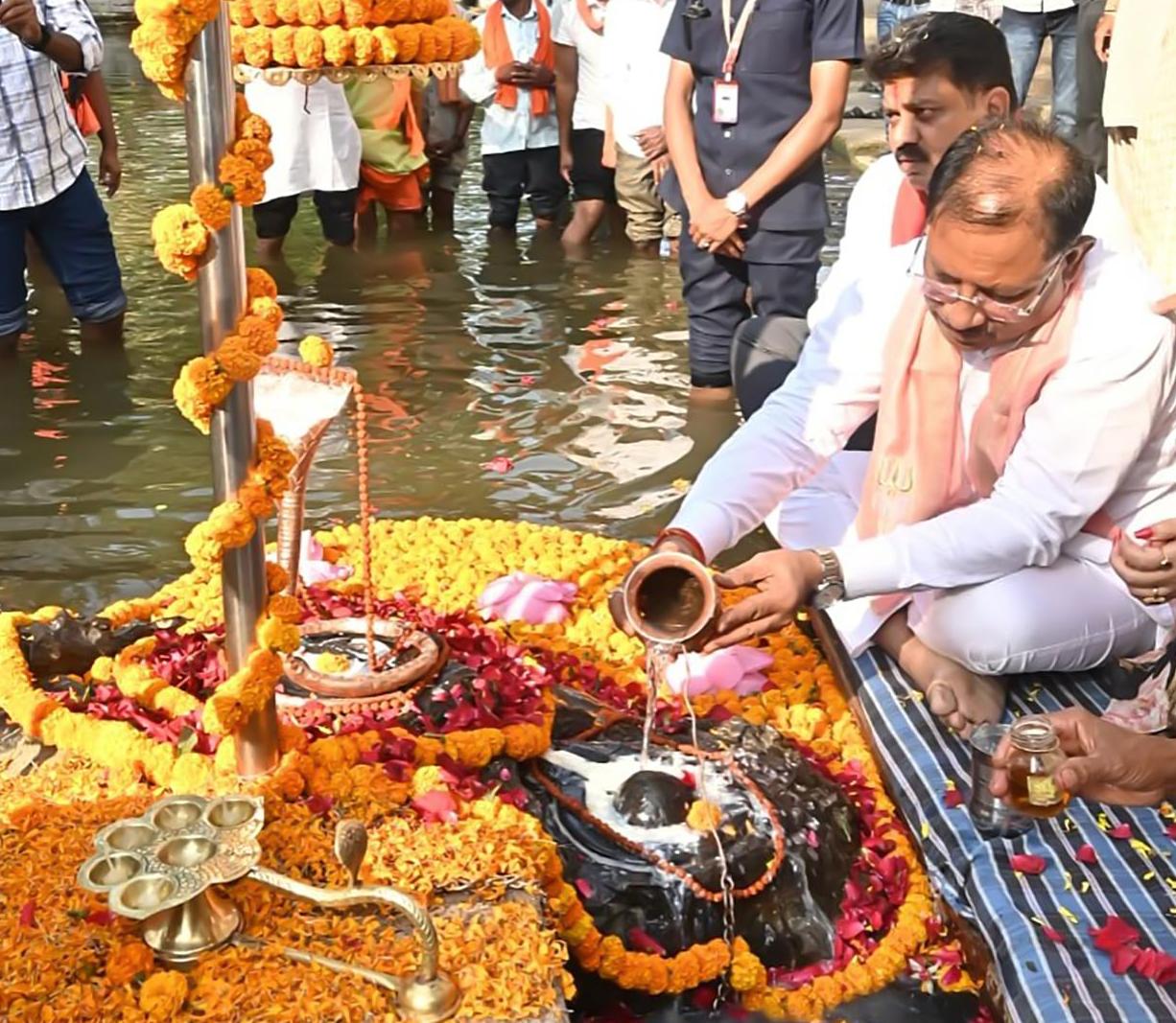 जलेश्वर महादेव धाम में मुख्यमंत्री विष्णुदेव साय ने किया जलाभिषेक: प्रदेश की सुख-समृद्धि की कामना की