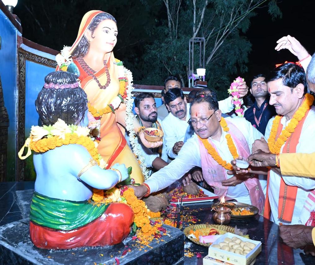 सुशासन तिहार 2026: मुख्यमंत्री विष्णु देव साय ने किया मुंगेली नगर के चौक-चौराहों में स्थापित प्रतिमाओं का अनावरण