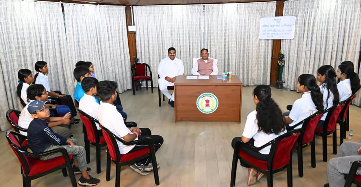 मुख्यमंत्री विष्णुदेव साय ने प्रावीण्य सूची के मेधावी विद्यार्थियों से की आत्मीय चर्चा