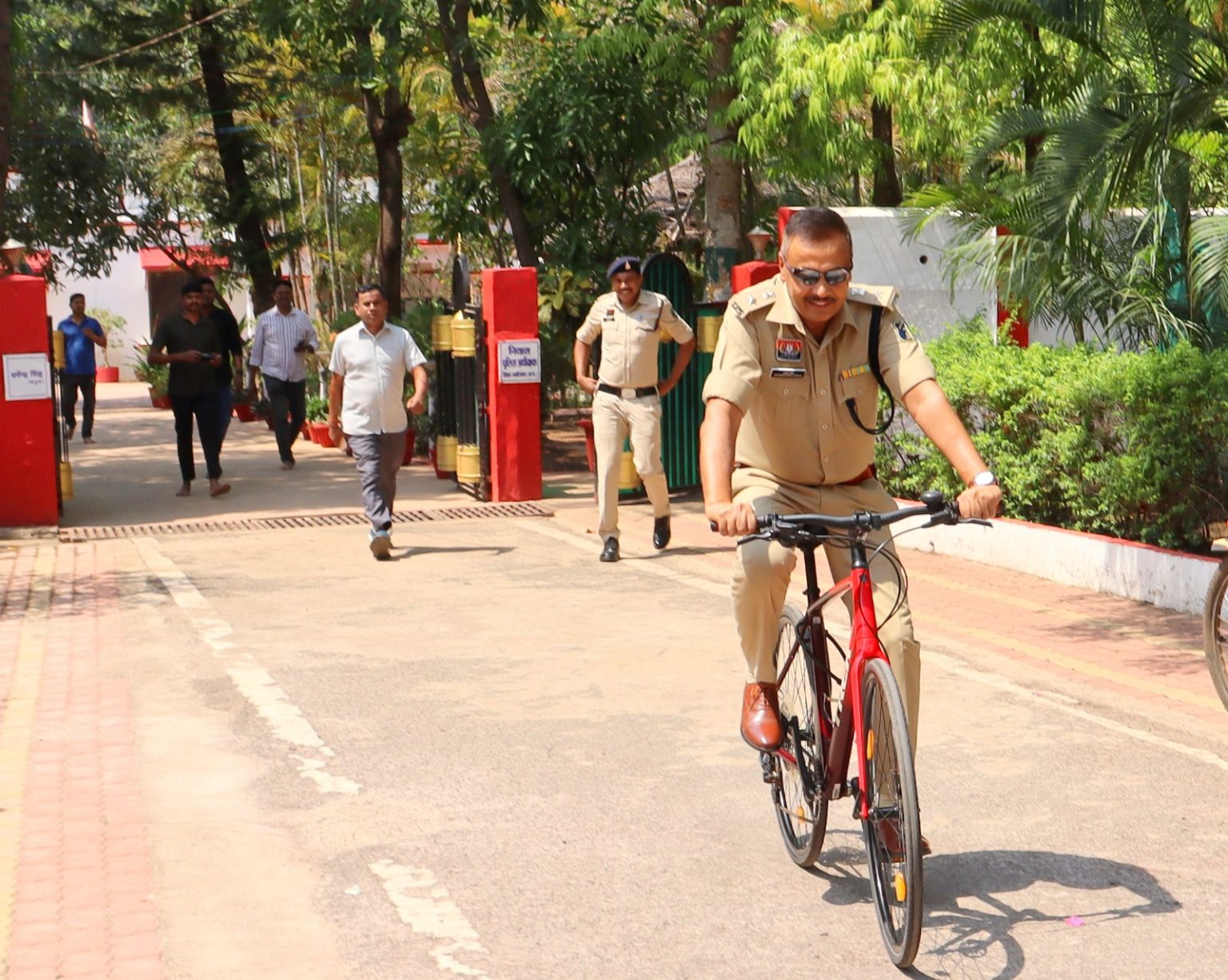 एसपी-एएसपी साइकिल से पहुंचे दफ्तर, ऊर्जा बचत और पर्यावरण संरक्षण का दिया संदेश
