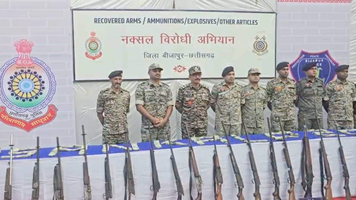 संयुक्त ऑपरेशन में सुरक्षा बलों को बड़ी सफलता, 32 हथियार और लाखों कैश बरामद