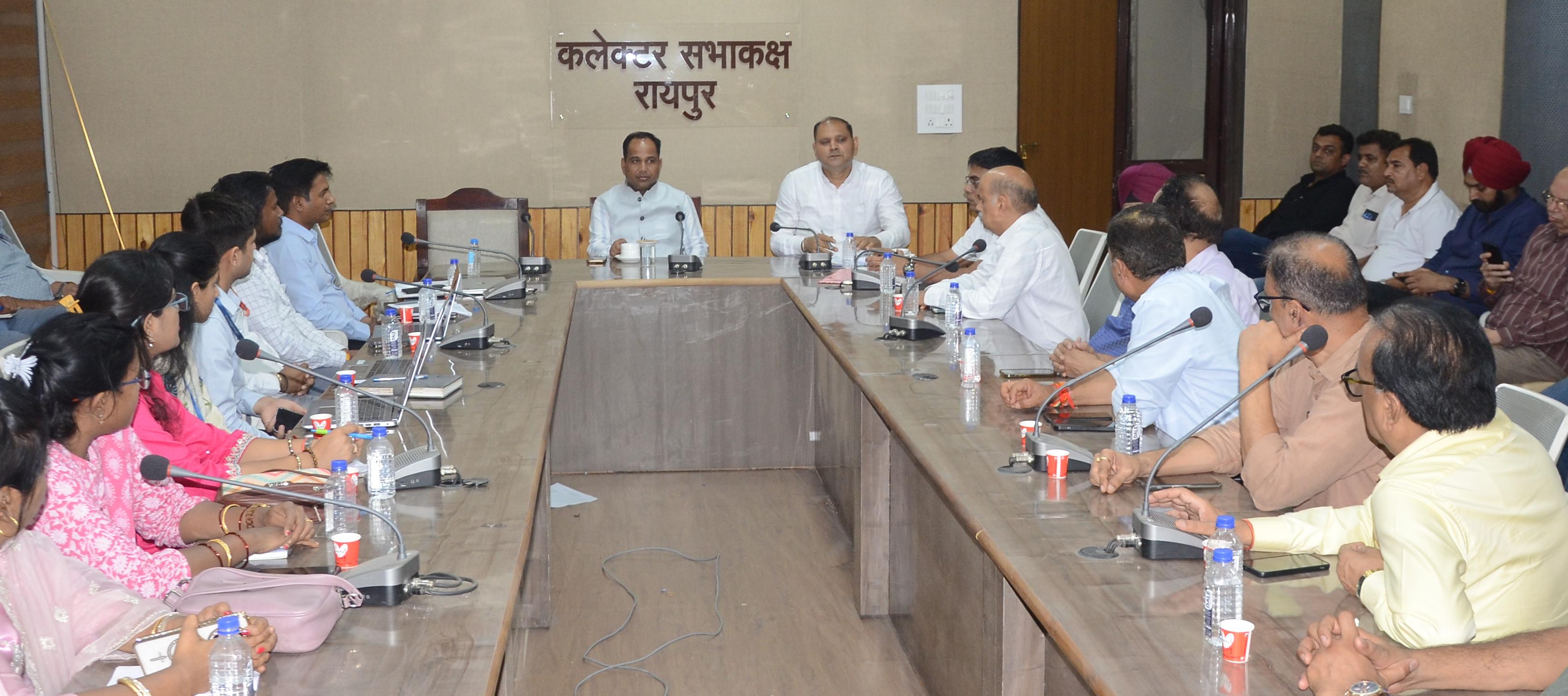 रायपुर कलेक्टर ने ऑयल कंपनियों एवं डीलर्स की ली बैठक: शहर में अब 24 घंटे दौड़ेंगे पेट्रोल-डीजल के टैंकर, कालाबाजारी की शिकायत पर होगी कार्रवाई