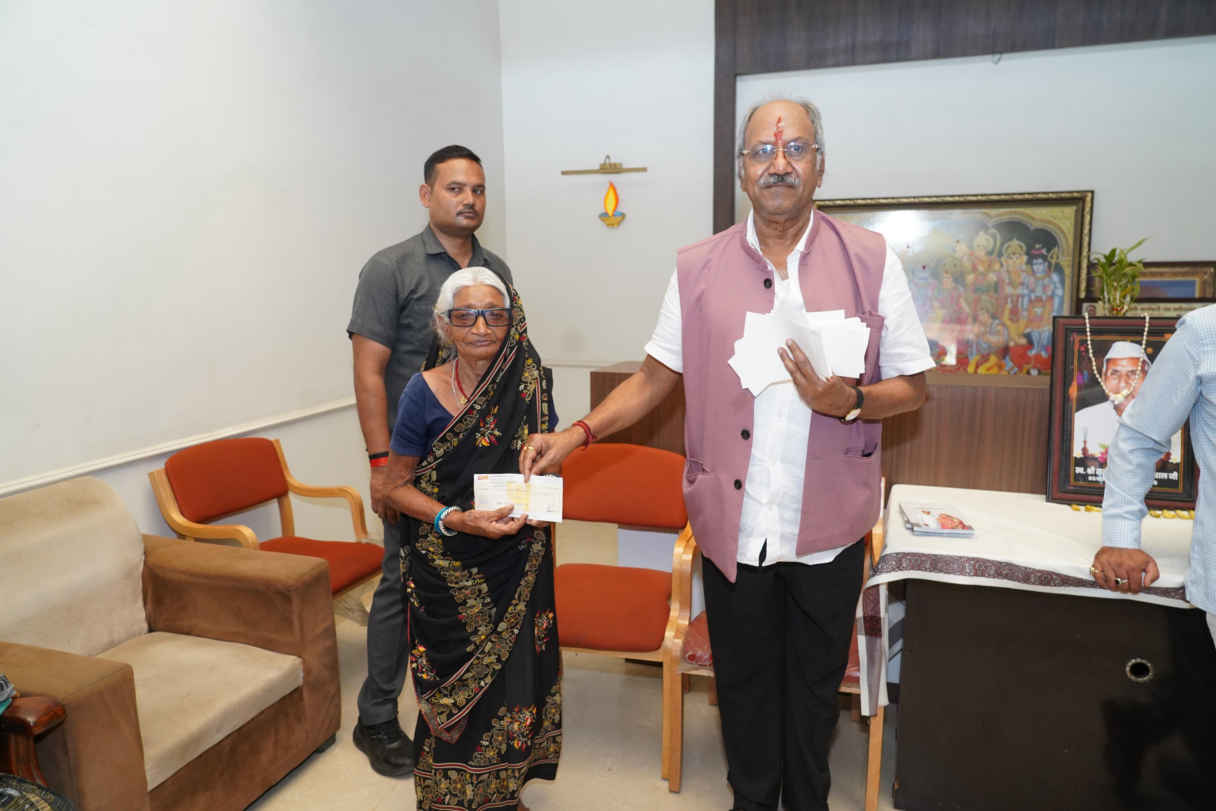 &ldquo;संस्कृति, शिक्षा और स्वास्थ्य को संबल&rdquo; : सांसद बृजमोहन अग्रवाल ने 254 हितग्राहियों को वितरित किए करीब 25 लाख रुपए के अनुदान