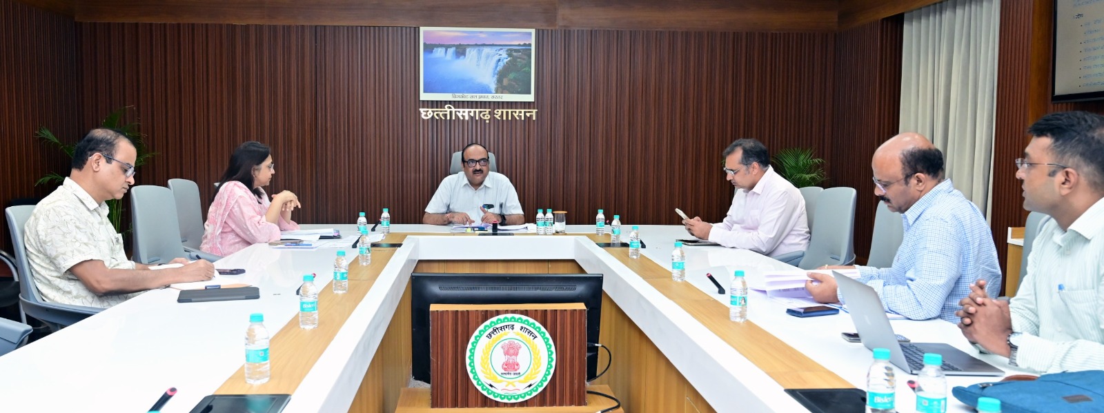 मुख्य सचिव ने की नियद नेल्लानार 2.0 की समीक्षा, बस्तर के 3056 गाँवों तक पहुँचा मोबाइल नेटवर्क, 425 गाँवों में पहली बार बस सेवा