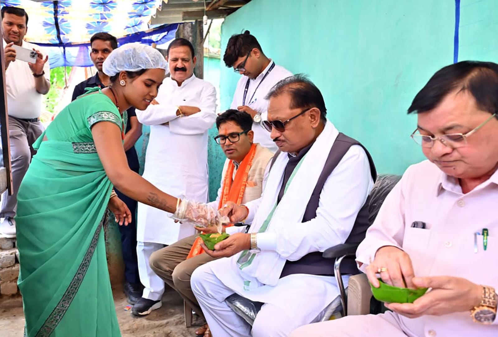 मुख्यमंत्री विष्णुदेव साय ने लेमरू में मंजू बहन के स्टॉल पर चखा गुपचुप, आत्मीय संवाद में जानी सफलता की कहानी