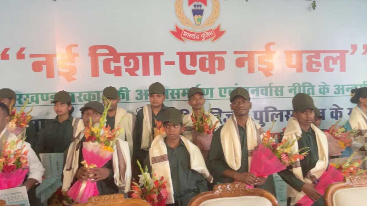 सुरक्षा बलों की बड़ी सफलता: 27 नक्सलियों ने हथियार डालकर किया सरेंडर