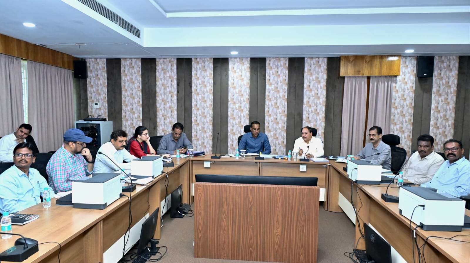 PWD सचिव ने की समीक्षा बैठक: निर्माण कार्यों में गुणवत्ता और तेजी सुनिश्चित करने के दिए निर्देश