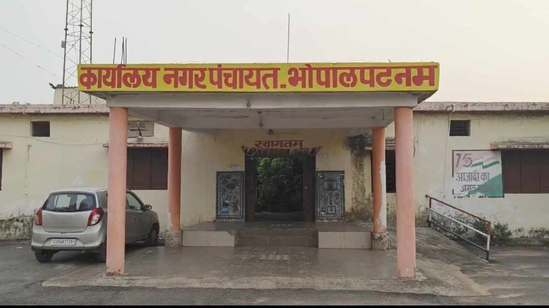 नगर पंचायत में 62 लाख की गड़बड़ी, सीएमओ और लेखापाल सस्पेंड
