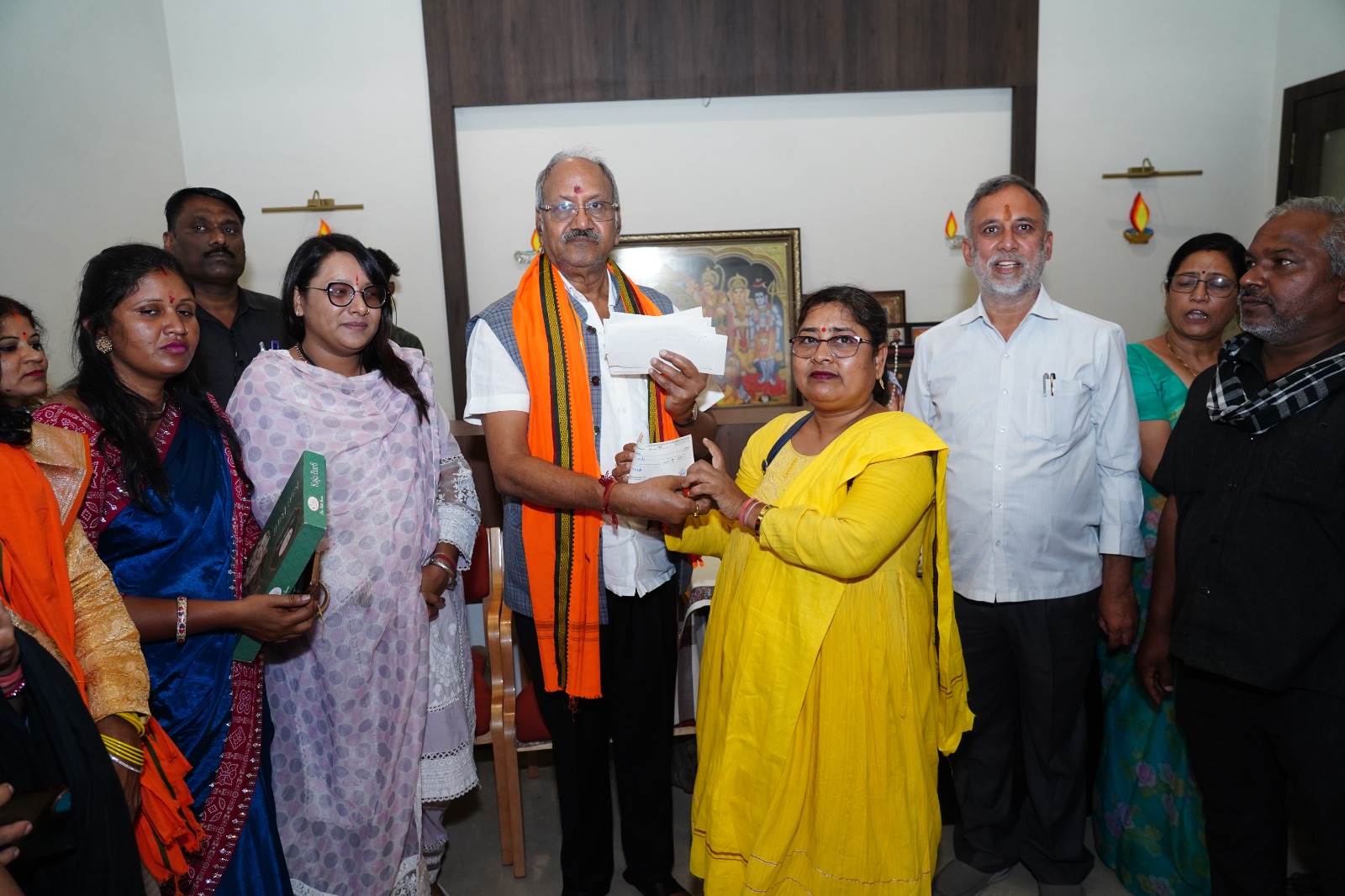 सांसद बृजमोहन अग्रवाल ने 230 हितग्राहियों को बांटे 23 लाख रुपये के अनुदान चेक