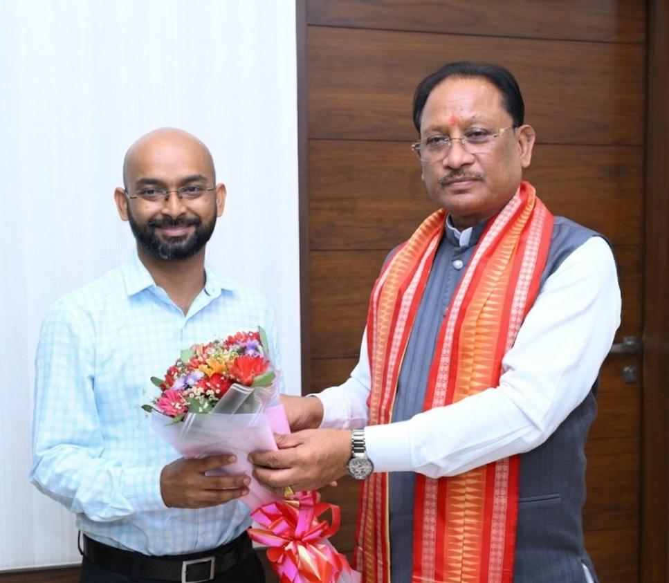 IFS में चयनित अजय गुप्ता ने मुख्यमंत्री विष्णुदेव साय से की मुलाकात, CM ने दी बधाई, बोले- प्रतिभा संसाधनों की नहीं होती मोहताज