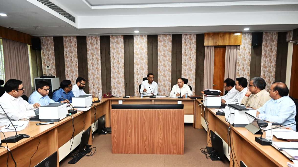 रायपुर परिक्षेत्र के PWD कार्यों की समीक्षा, सचिव मुकेश बंसल बोले- परियोजनाओं में गुणवत्ता और समय-सीमा से नहीं होगा समझौता, अधिकारियों को दिए जरूरी दिशा-निर्देश