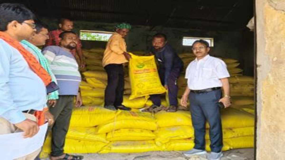 अमानक खाद पर कृषि विभाग का बड़ा एक्शन, दुकानों से 180 क्विंटल खाद जब्त