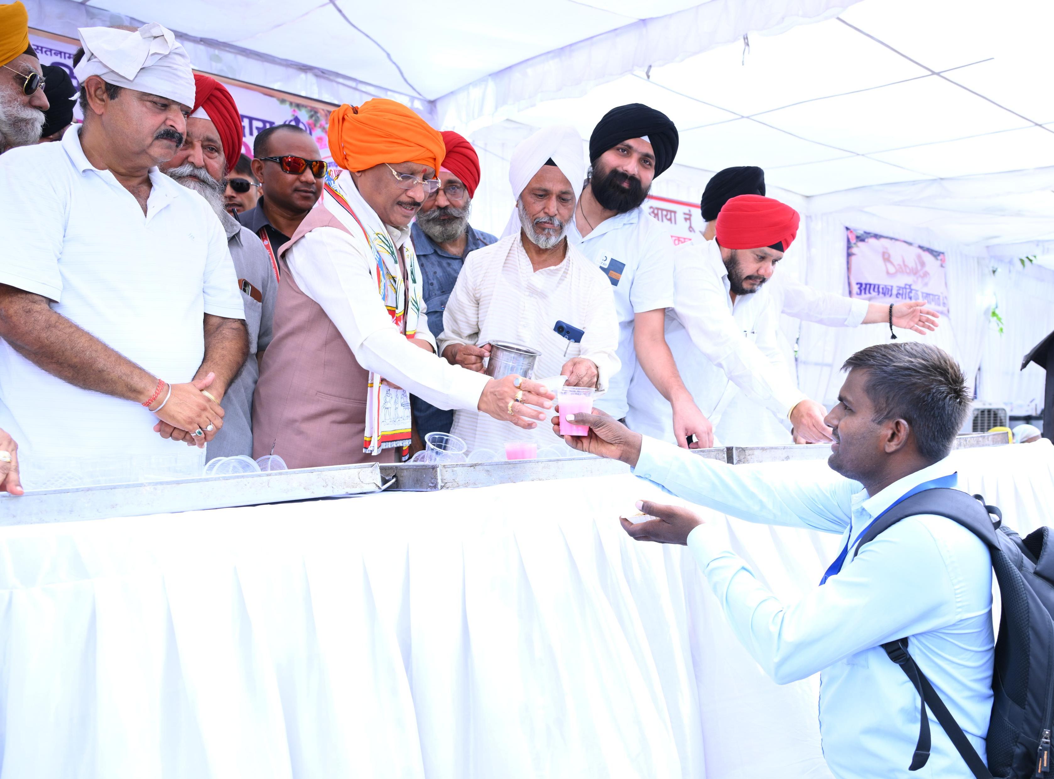 शहीदी दिवस पर गुरुद्वारा तेलीबांधा में आयोजित विशाल छबील एवं छायाचित्र प्रदर्शनी में शामिल हुए मुख्यमंत्री साय