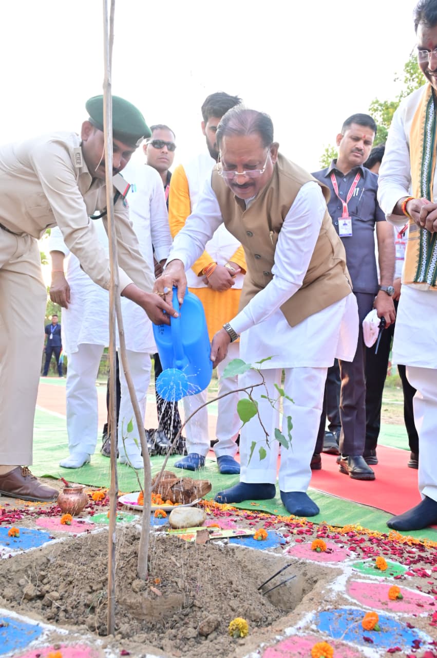 मुख्यमंत्री विष्णु देव साय ने &lsquo;एक पेड़ मां के नाम&rsquo; अभियान के तहत किया पीपल का पौधारोपण